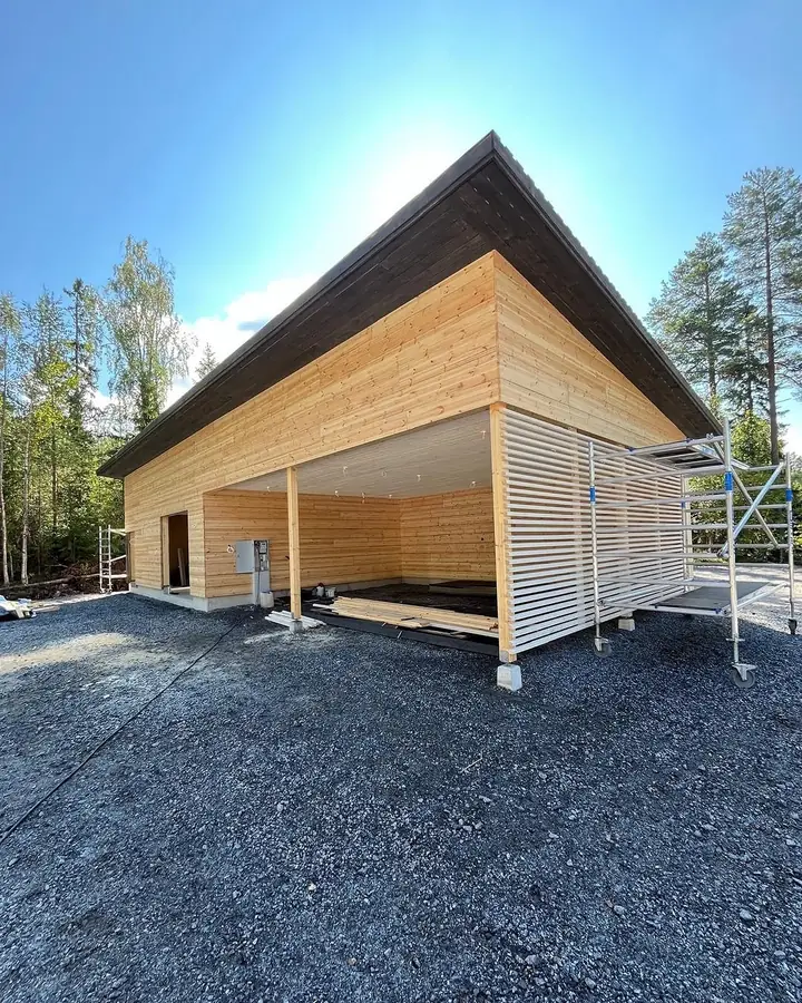 Garagebygge i Petsmo med träfasad