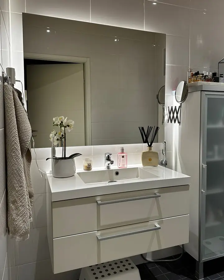 Badrumsspegel med LED belysning bakom glaset