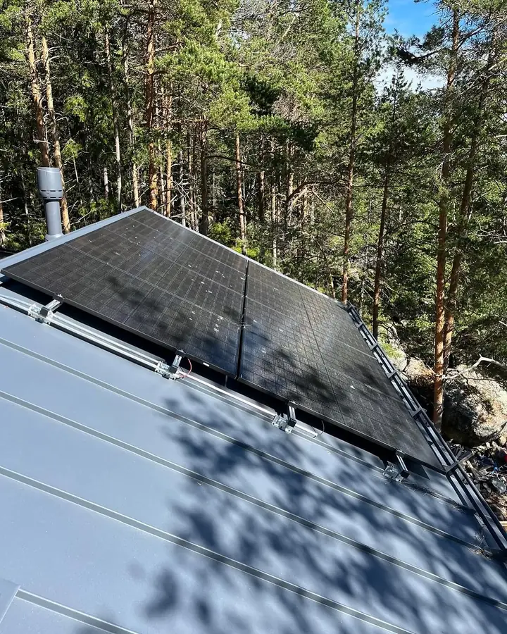 Solpaneler på tak från en uppdatering av Engliden